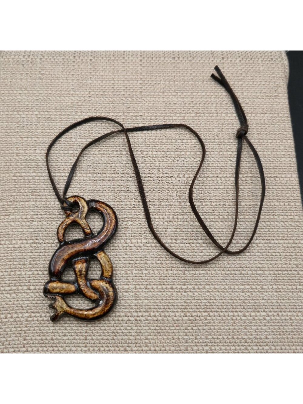 17 Inch Slip On Handmade Glazed Ceramic Celtic Knot Pendant Necklace B1549